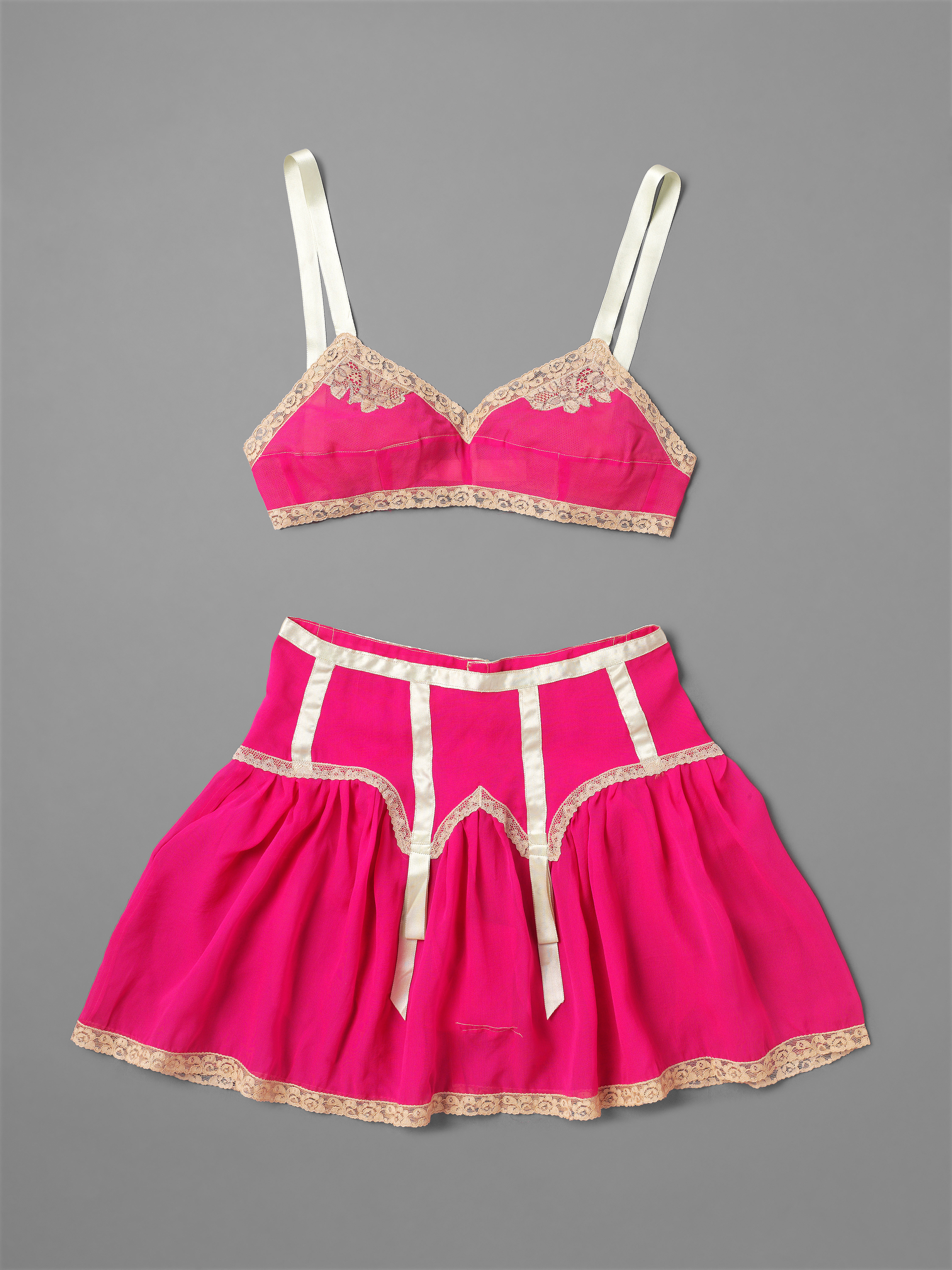 https://www.thejohnbrightcollection.co.uk/wp-content/uploads/2017/01/Bra-and-knickers-set-1930s-1.jpg