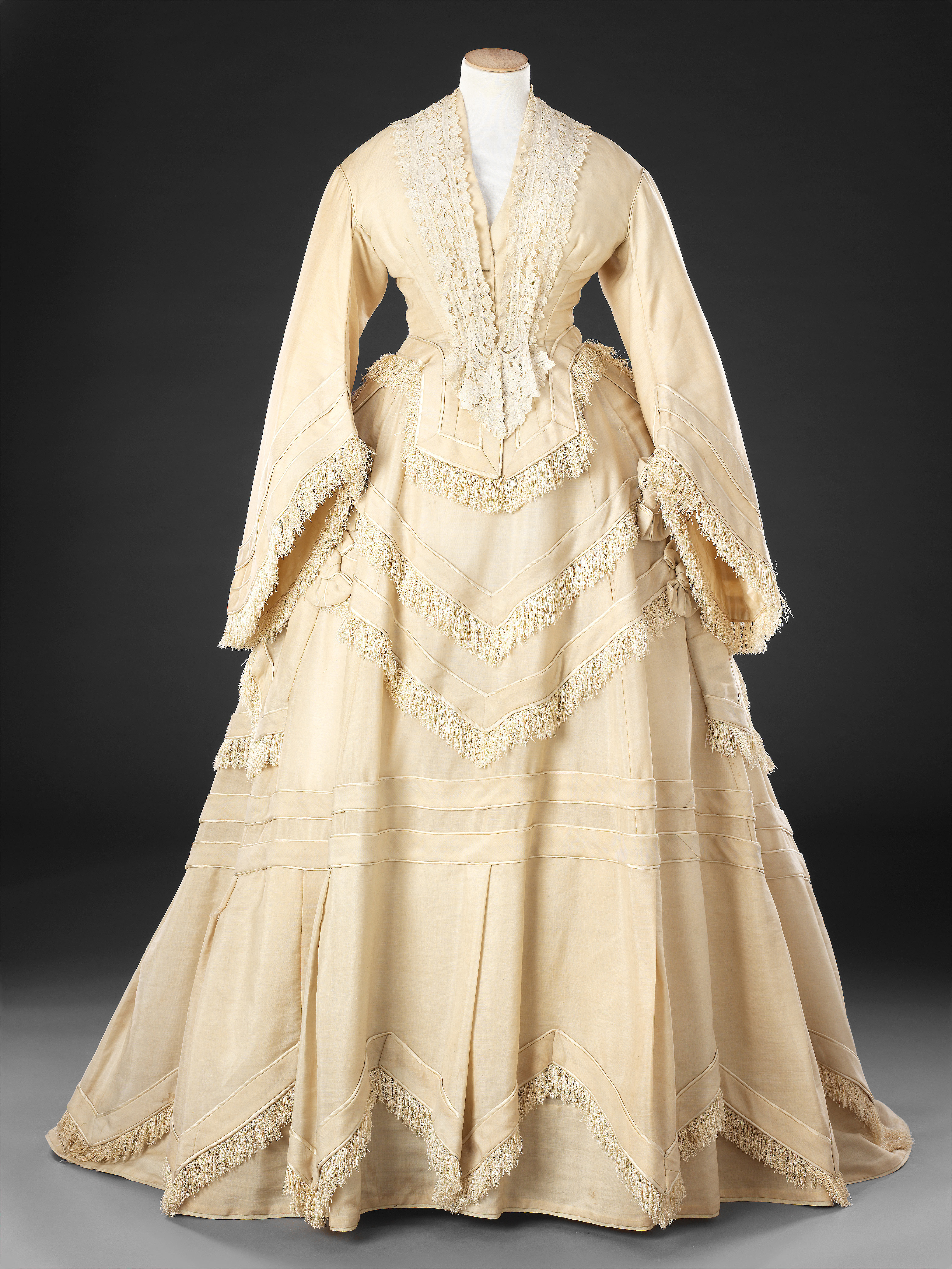 Какие подлинные костюмы начала 20 века. 1860-1868 Victorian Dress. Исторические платья принцесс. Платье 1868 года. Платье 1868 года Турнюр.